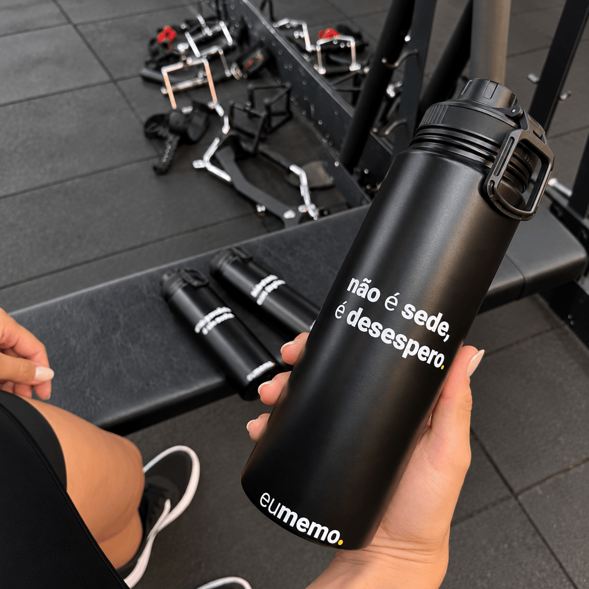 garrafa térmica com alça 800ml não é sede, é desespero