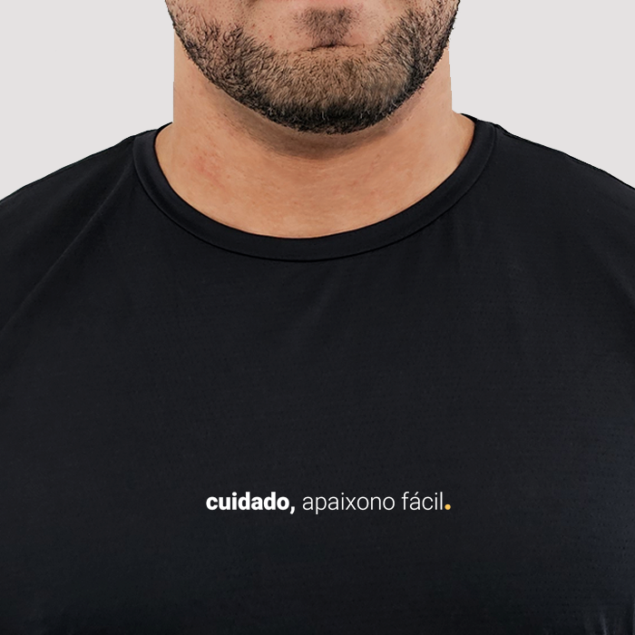 camiseta masculina cuidado, apaixono fácil