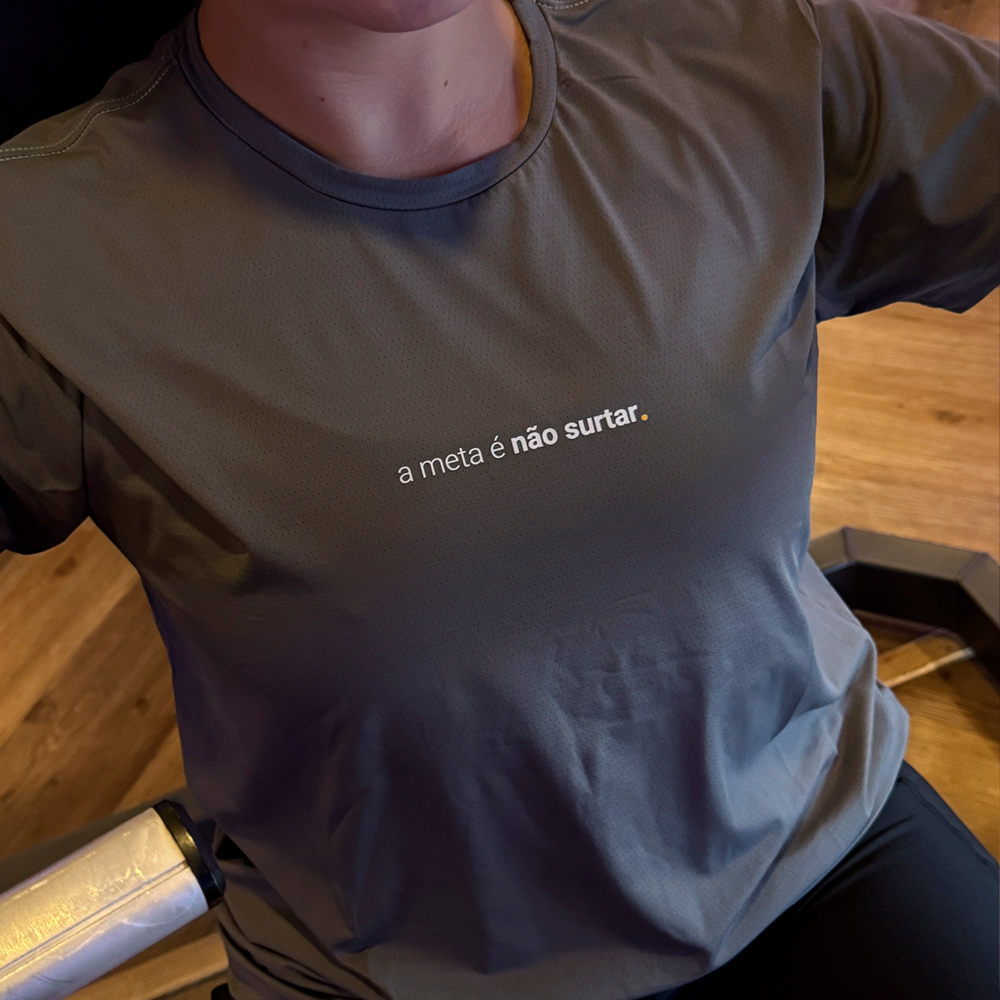camiseta feminina dry fit a meta é não surtar