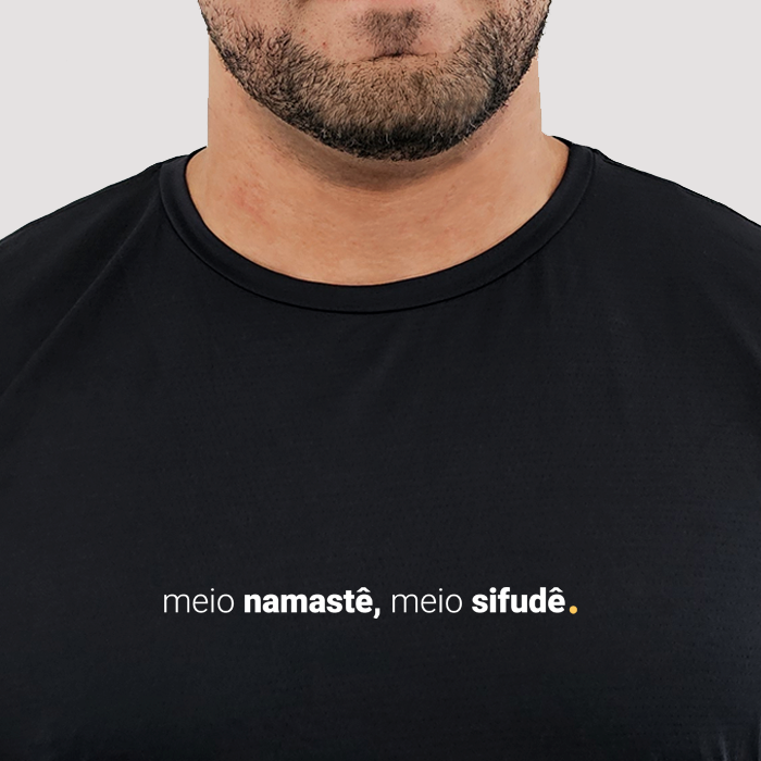camiseta masculina dry fit meio namastê, meio sifudê