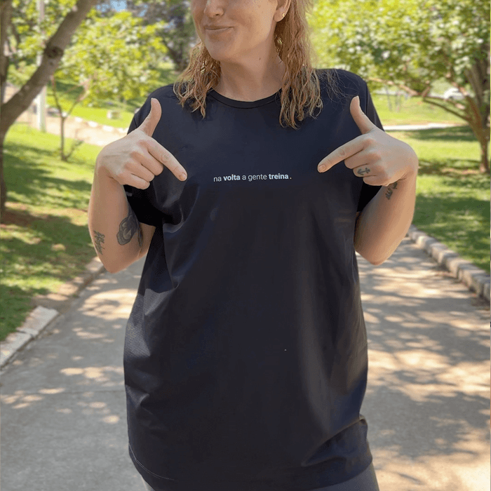 camiseta feminina dry fit na volta a gente treina