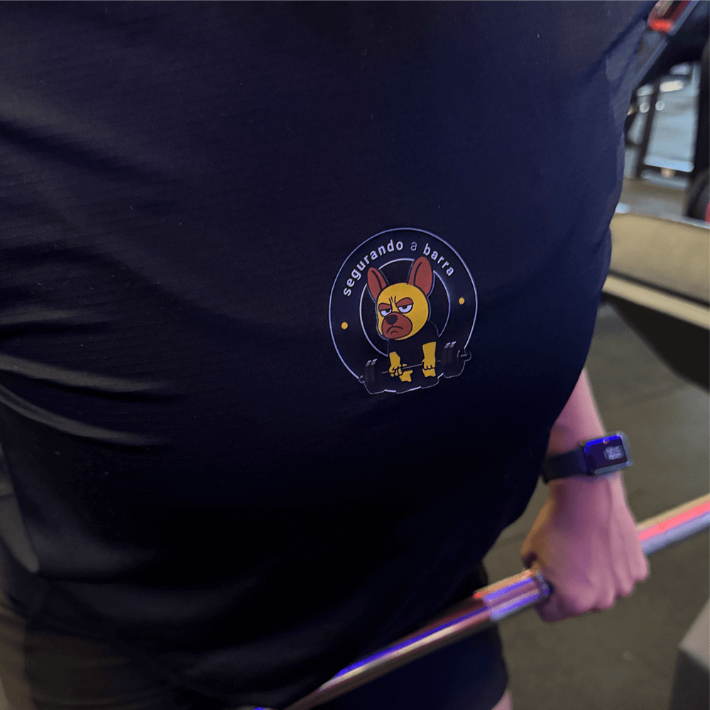 camiseta feminina dry fit segurando a barra