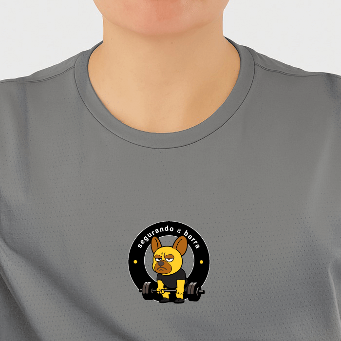 camiseta feminina dry fit segurando a barra
