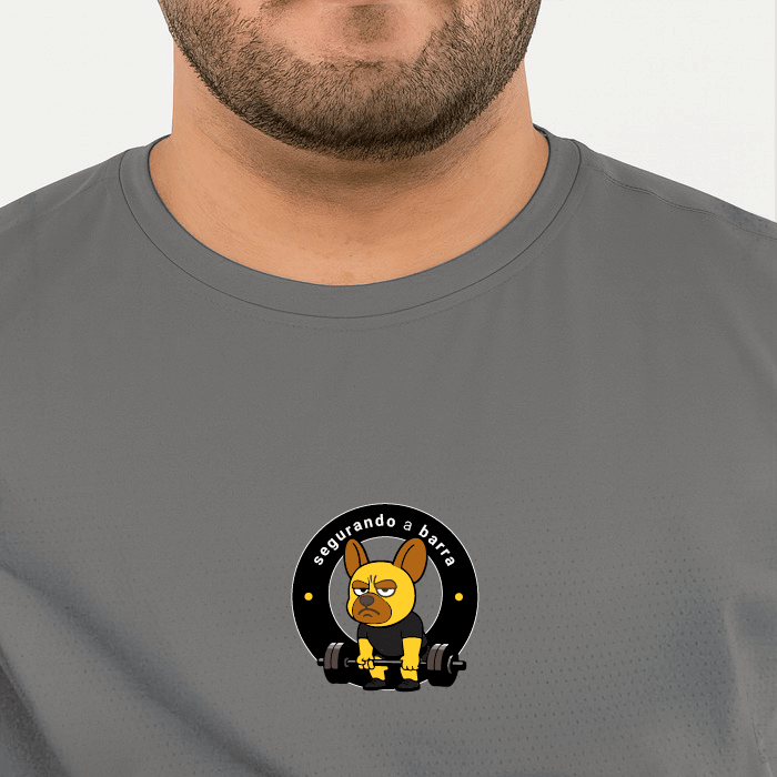 camiseta masculina dry fit segurando a barra