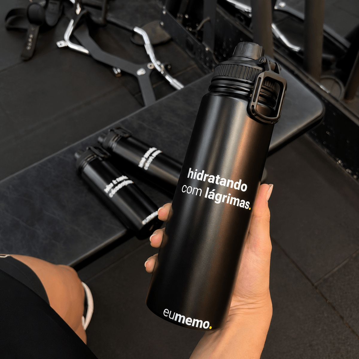 garrafa térmica com alça 800ml hidratando com lágrimas.