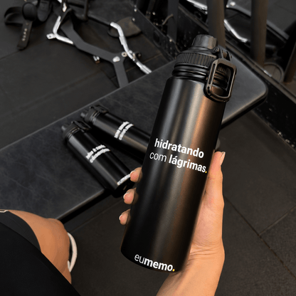 garrafa térmica com alça 800ml hidratando com lágrimas.