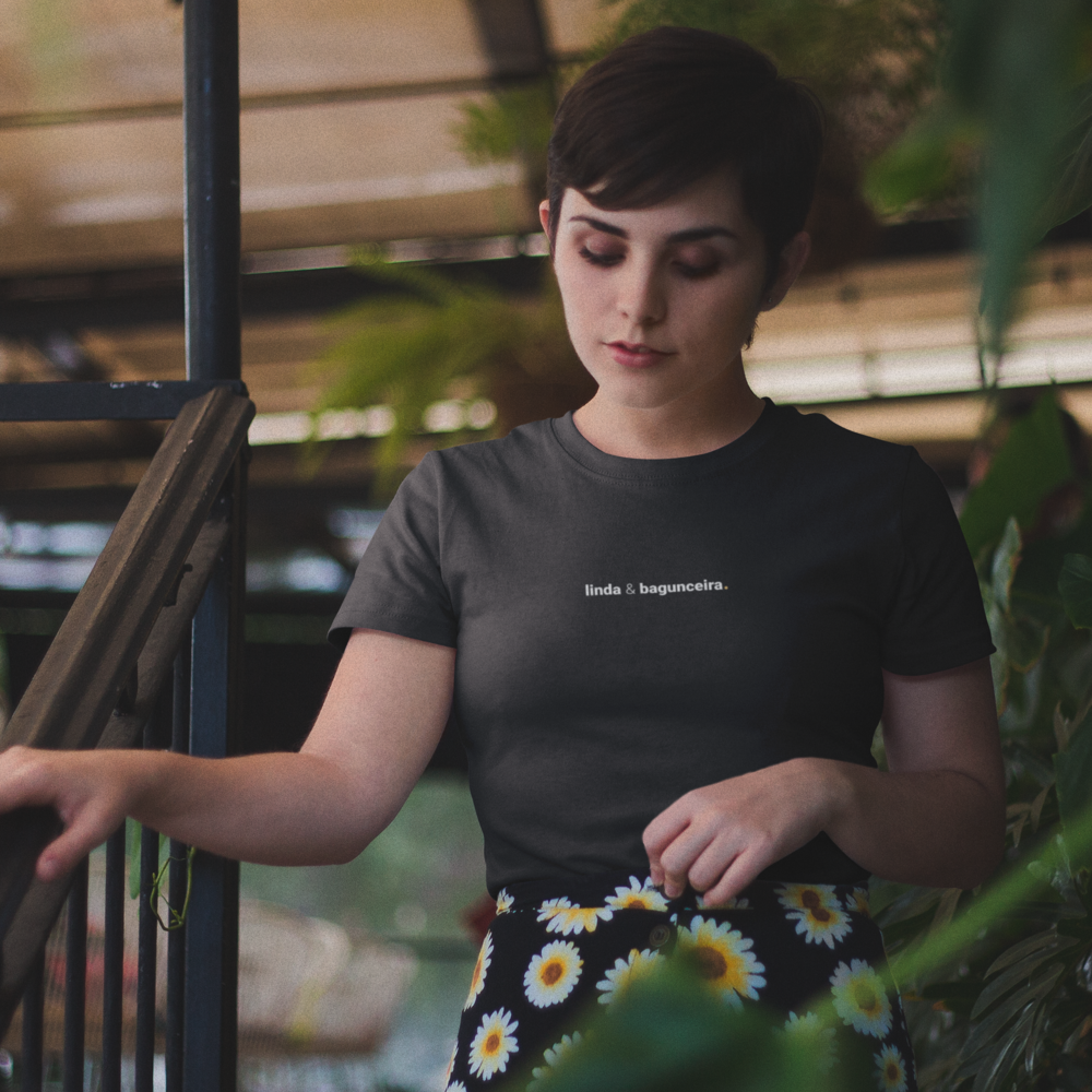 camiseta feminina  linda e bagunceira