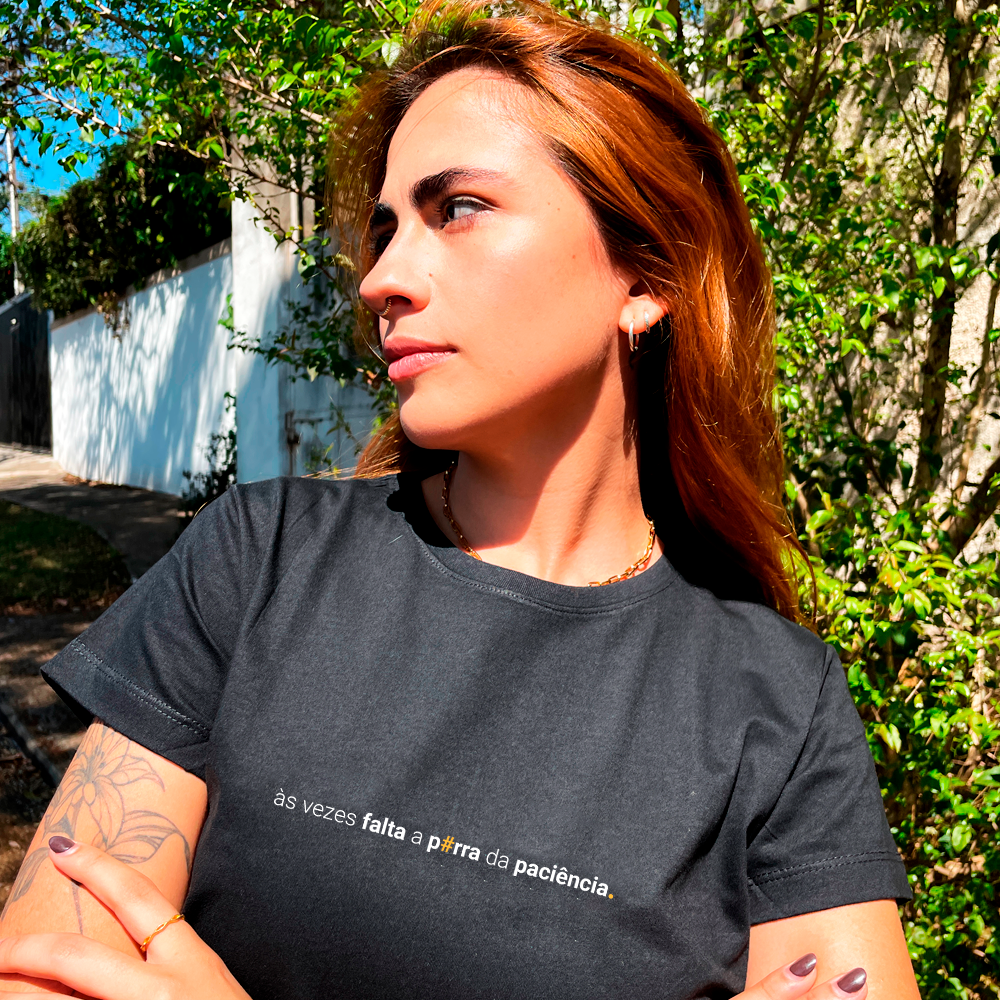 camiseta feminina às vezes falta a porra da paciência