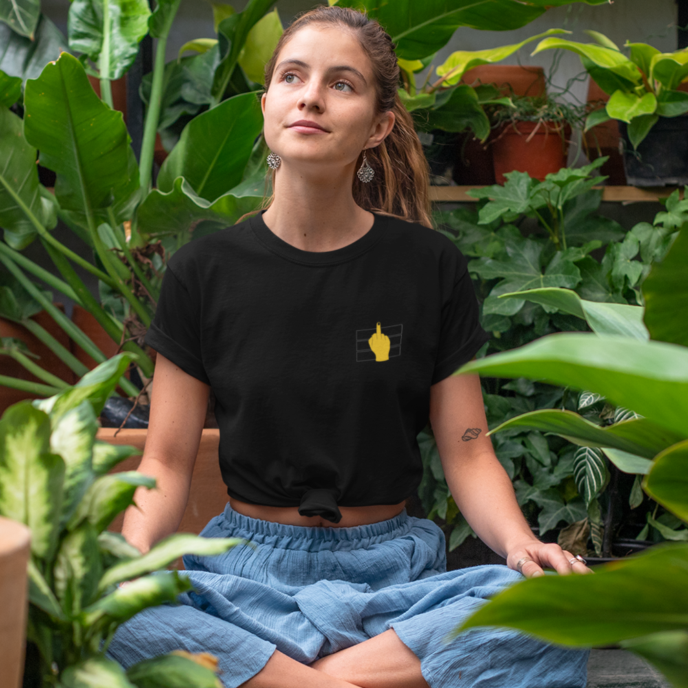 camiseta feminina dedo do meio