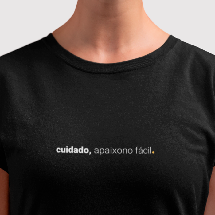 camiseta feminina cuidado, apaixono fácil