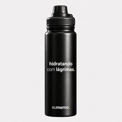 garrafa térmica com alça 800ml hidratando com lágrimas.