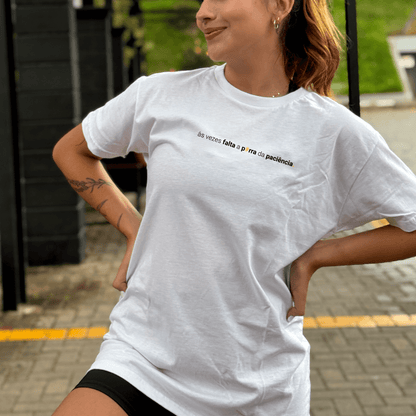 camiseta feminina às vezes falta a porra da paciência