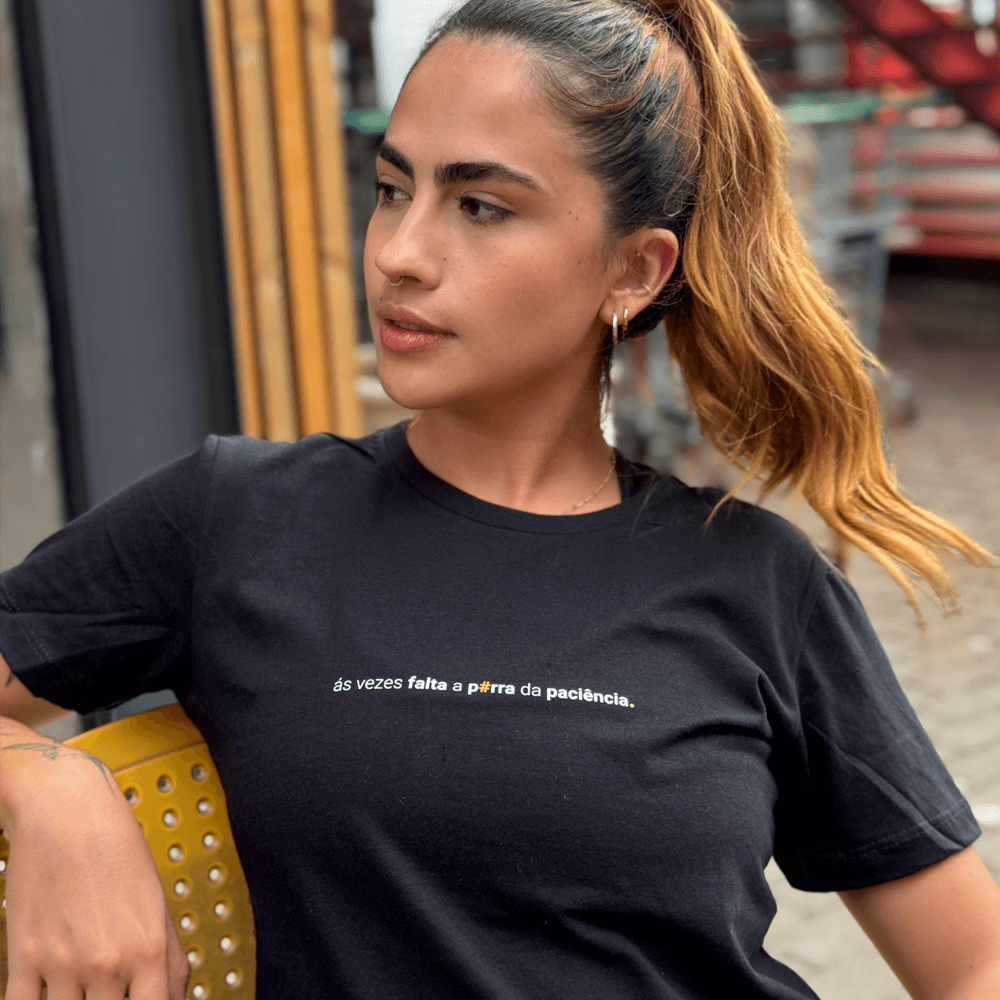 camiseta feminina às vezes falta a porra da paciência