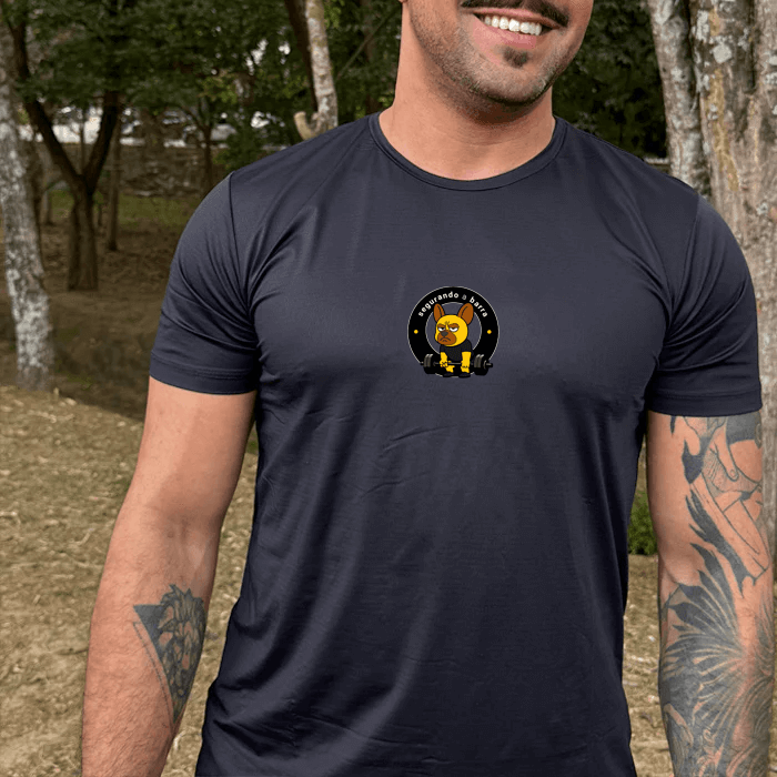 camiseta masculina dry fit segurando a barra