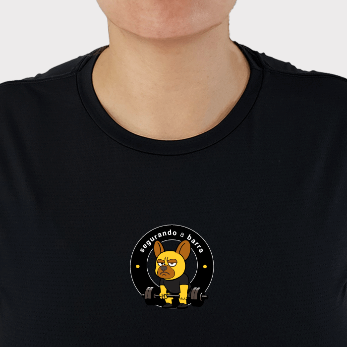 camiseta feminina dry fit segurando a barra