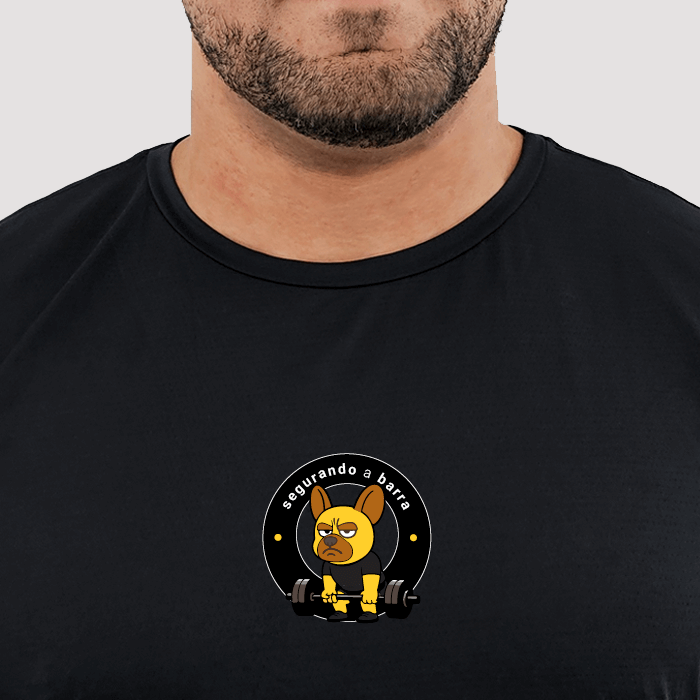camiseta masculina dry fit segurando a barra