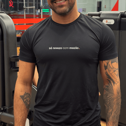 camiseta masculina dry fit só revezo com mozão